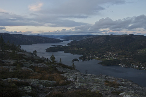Utsikt fra Skuggenatten i Treungen en tidlig kveld i oktober.