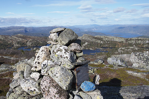 Varden (med registreringsbok i boks) på Kronfjell. Utsikt mot Nisser/Vrådal nord.