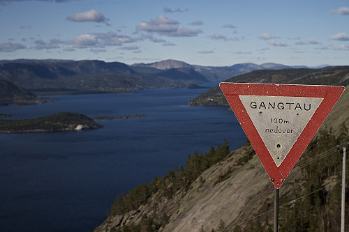 Det er satt opp gangtau mange steder langs de bratte, glatte svaene opp til Hjasufsknatten.