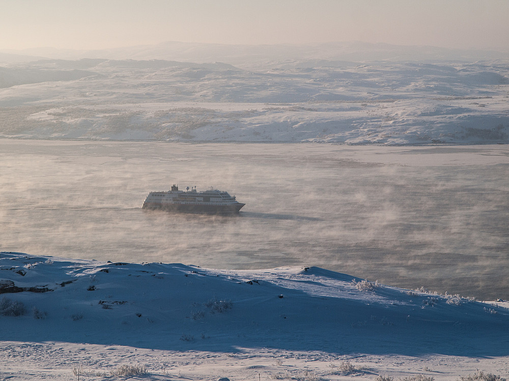 Utsikt fra Lyngberget. Frostrøyk på sjøen i -20