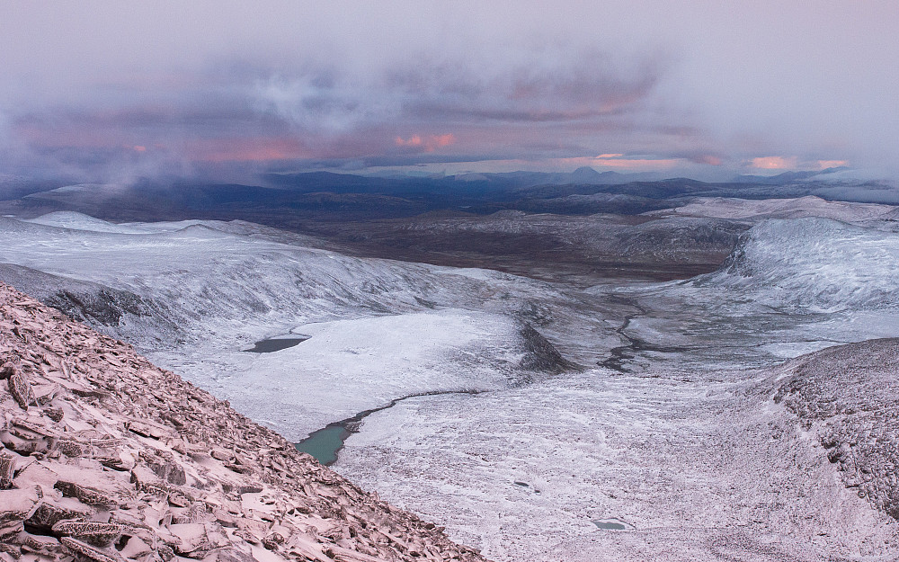 Sørover fra Bruri. Noe av det mest merkverdige lyset jeg har opplevd i fjellet, der vår fjellside ble farget knall rosa, mens resten av dalen var skygge-blå. Innen kameraet var oppe, var det allerede mer rosa i dalen.