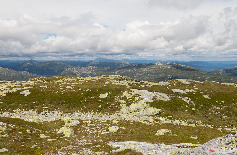 Fra toppen av Jøronnatten. Fin utsikt over Gaustatoppen, Blefjell, Norefjell, Jonsknuten, Skrim, mm