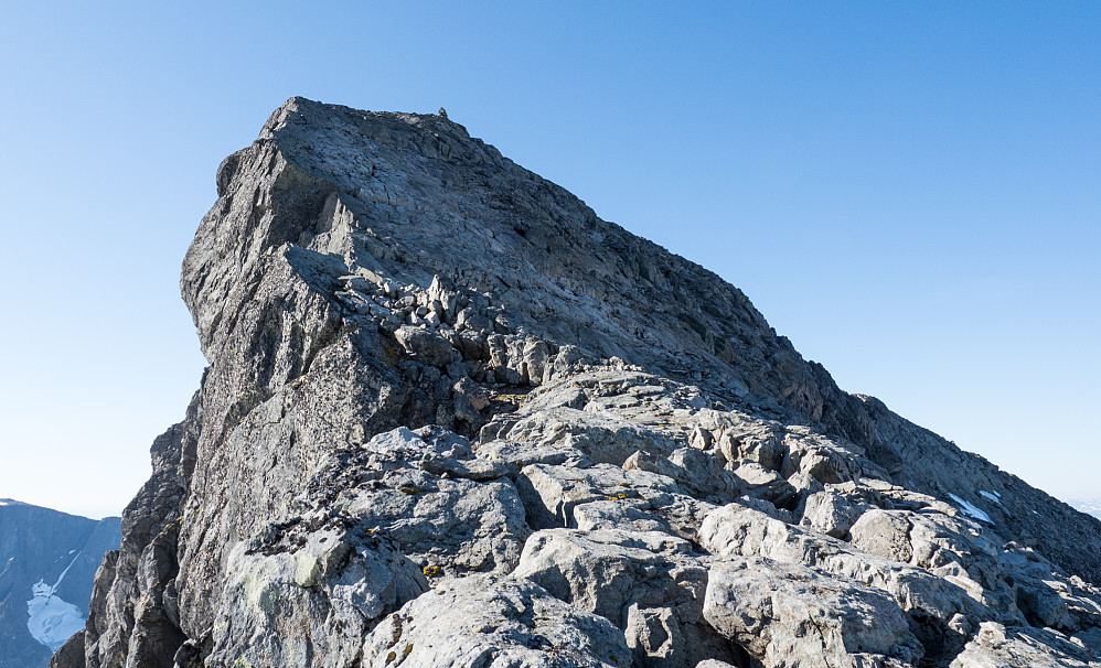 Austre Leirungstinden sett fra ryggen mot nord, med det oppsprukne svaet som leder opp til toppen.