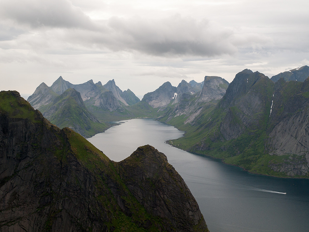 Utsikten fra Reinebringen, innover Reinefjorden