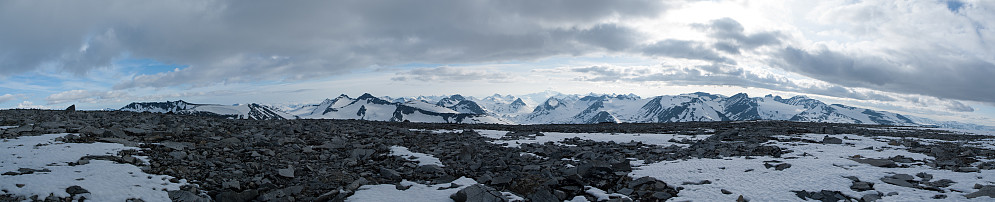 Utsikt over det meste av Jotunheimen, fra leirplassen på toppen av Leirhøe