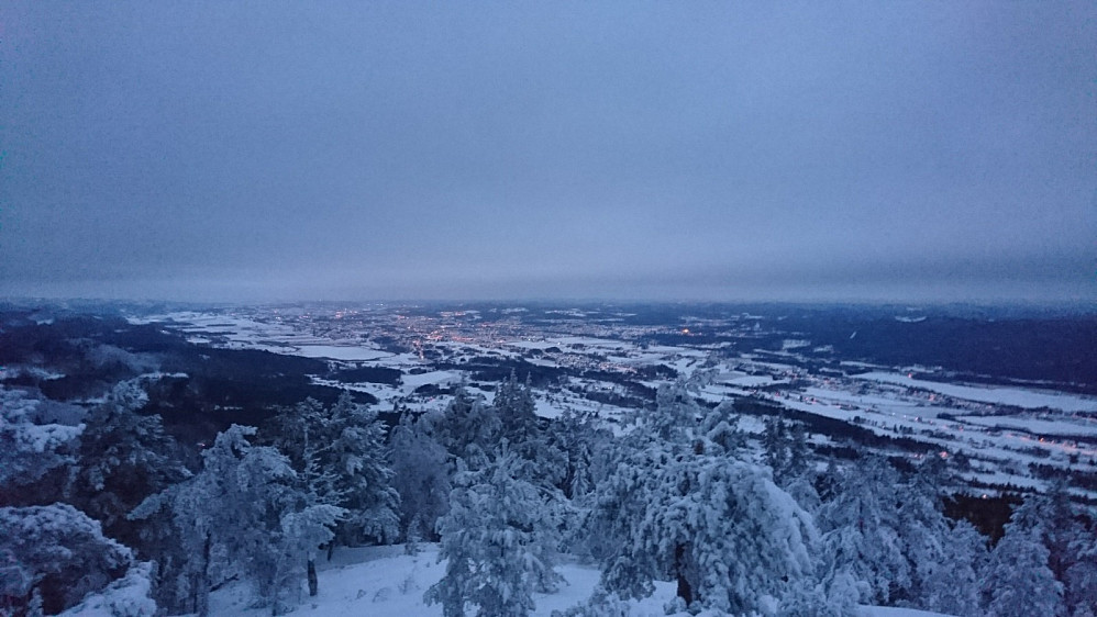 Lysene fra byen fortsatt tydelige på morgenkvisten