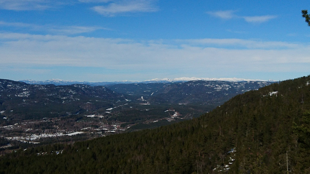 Utsikt fra Lille Skrehelle i retning mot snøkledde Lifjell