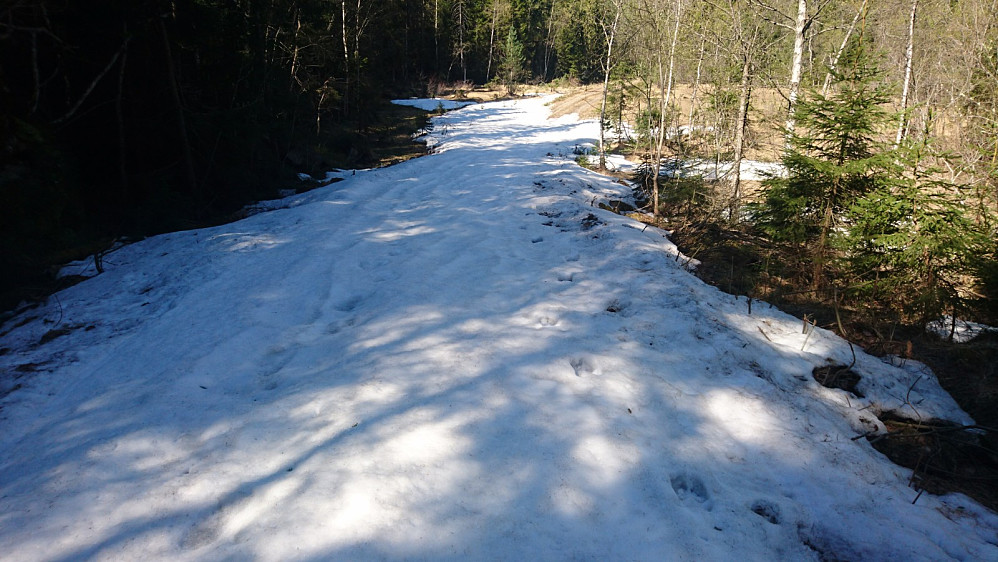 Fra Skisjøvegen, fortsatt noe snø enkelte skyggefulle steder