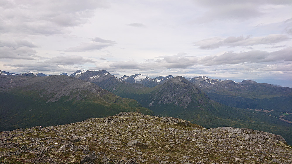 Utsikt over fjellheimen mot vest, fra Rødsethornet.