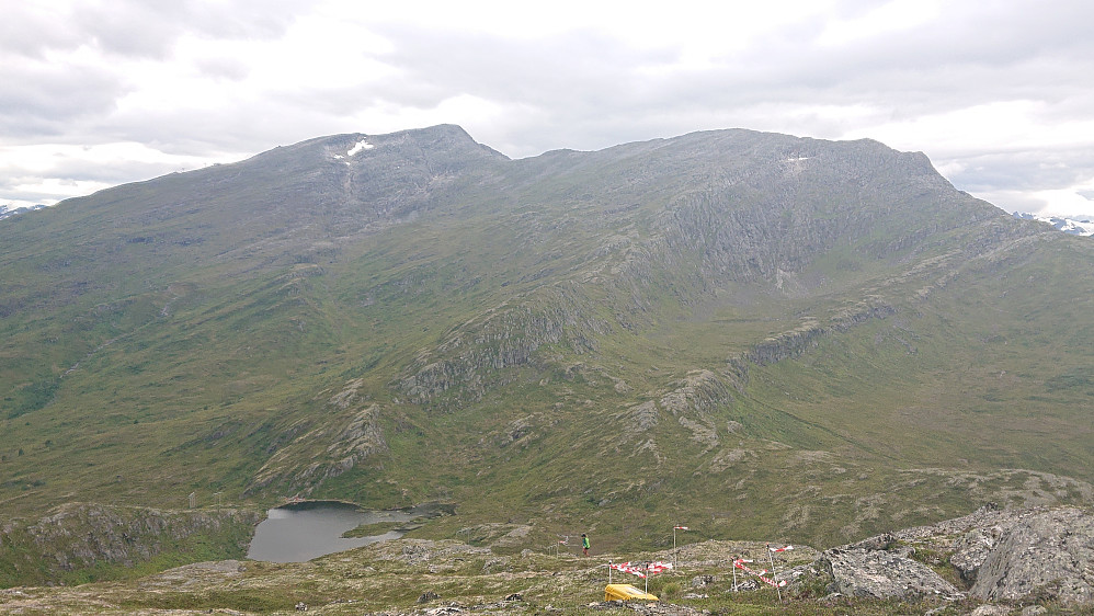 Utsikt fra Skurdahordet, mot Roaldshorn som er besteget og nedsteget. På andre siden av vannet i bunn kan matstasjonen skimtes. Herfra er det bare nedover!