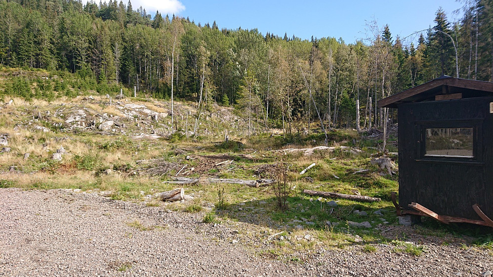 Fra enden av skogsbilveien går stien mot Skum opp mot venstre ved bua