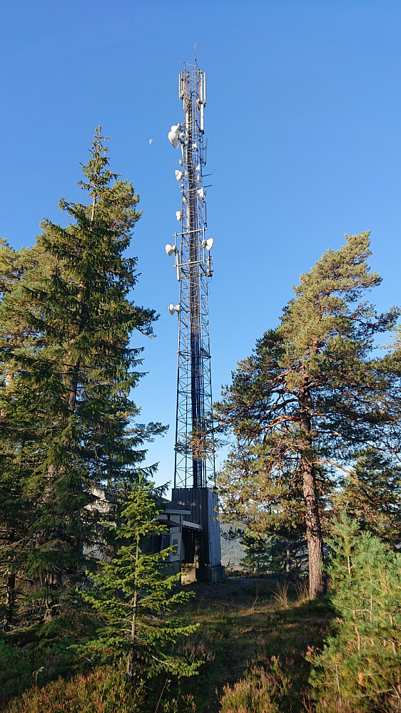 Telemast halvveis opp i Skrehellelia