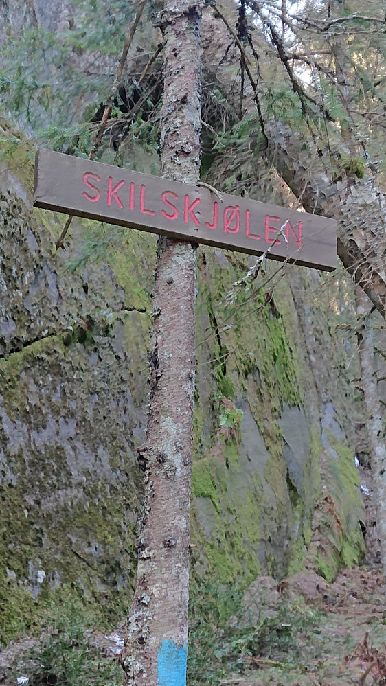 Skilskjølen er en lang og smal kløft som strekker seg over flere hundre meter.