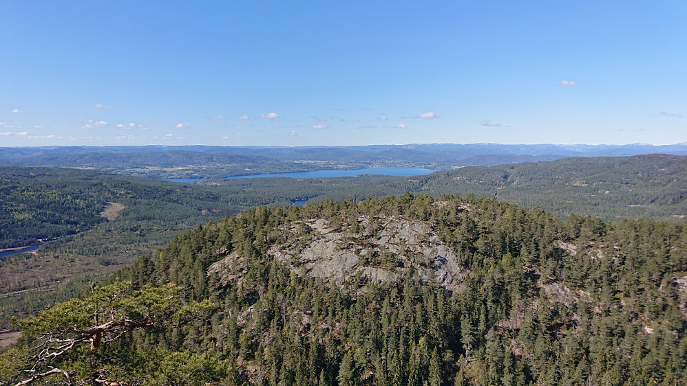 Nydelig utsikt fra Vestre Hoppefjell. Persholknatten i forgrunnen, Norsjø i bakgrunnen.