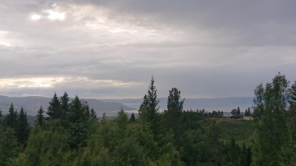 Fra utsikten på Månen mot Trondheim og fjorden.