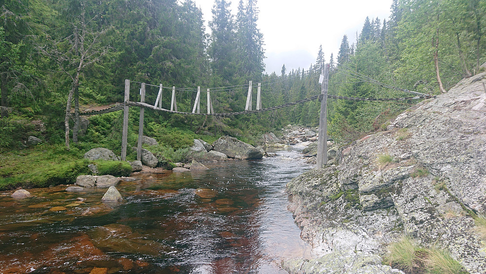 En ikke helt trygg bro over elva. Her ble det kryssing balanserende på steiner.