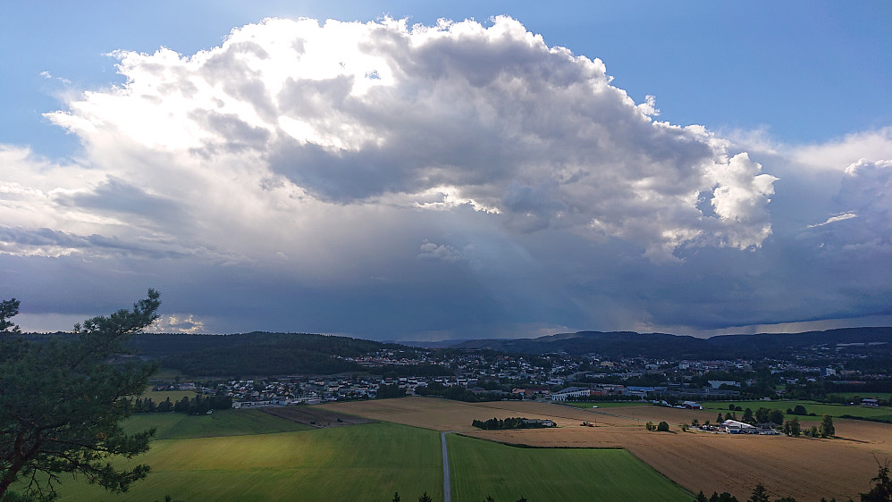 Flotte skyformasjoner, tordenvær nærmer seg. Fra utsikten ved rasteplassen.