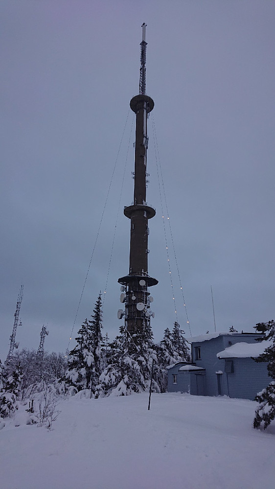 Tårnet med noen få juletrelys igjen.