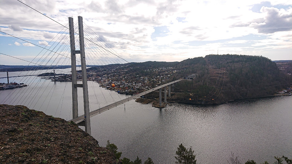 Utsikt fra toppen over Grenlandsbrua.