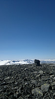Toppvarden, helt flatt på toppen. Det er en varde til også,  hvert sitt trigg punkt.