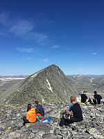 Etter at Kaldbekkbotn er passert og en har kommet seg opp skaret mellom Storsmeden og Steet og tatt de siste høyde metrene opp. Nå gjenstår ryggtraversen. Trolltinden ruver opp mellom Verkilsdalsbotn og Langholet.