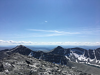 Bilde tatt rett sør. Steet 1996 m.o.h. til ve. og Ljosåbelgen til hø. Ranglarhø 1130 m.o.h. foran Furusjøen lengst lak i bildet.