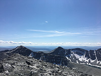 Bilde tatt rett sør. Steet 1996 m.o.h. til ve. og Ljosåbelgen til hø. Ranglarhø  1130 m.o.h. foran Furusjøen lengst lak i bildet.