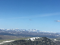 Utsikt nordover fra Trolltindan mot Dovrefjell. Snøhetta med Stortoppen, midttoppen og Vesttoppen til høyre. Deretter Larstinden, Store Langvastinden og Svånåtindan til venstre.