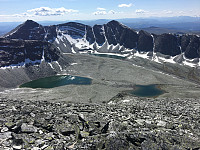 Verkilsdalsbotn og Verkilsdalsvatnet (lengst bak) med Ljosåbelgen 1948 m.o.h. til ve. og Bråkdalsbelgen 1915 m.o.h. til hø. Sagtindan helt til høyre.