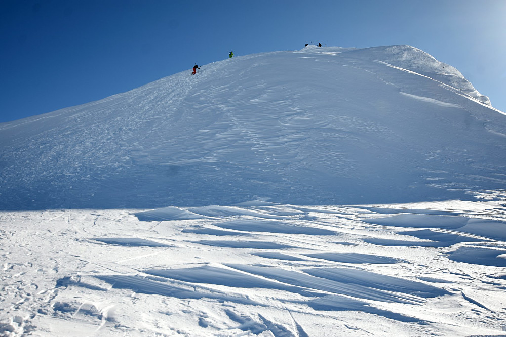 De aller fleste bruker å ta av seg skiene før det siste partiet opp mot toppen av Storebjørn
