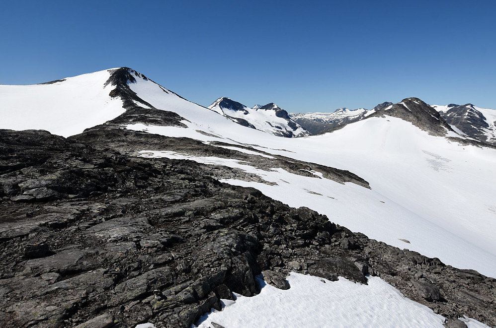 Oppe på toppen av Austre Høgvagltinden med utsikt mot Midtre (t.v) og Vestre liggende ved Høgvaglbreen