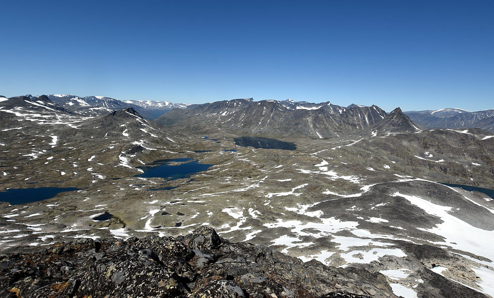 Utsikten frå Vestre Høgvagltinden med Leirvassbu midt imot. Kyrkja til høgre i bildet og Stehøe til venstre