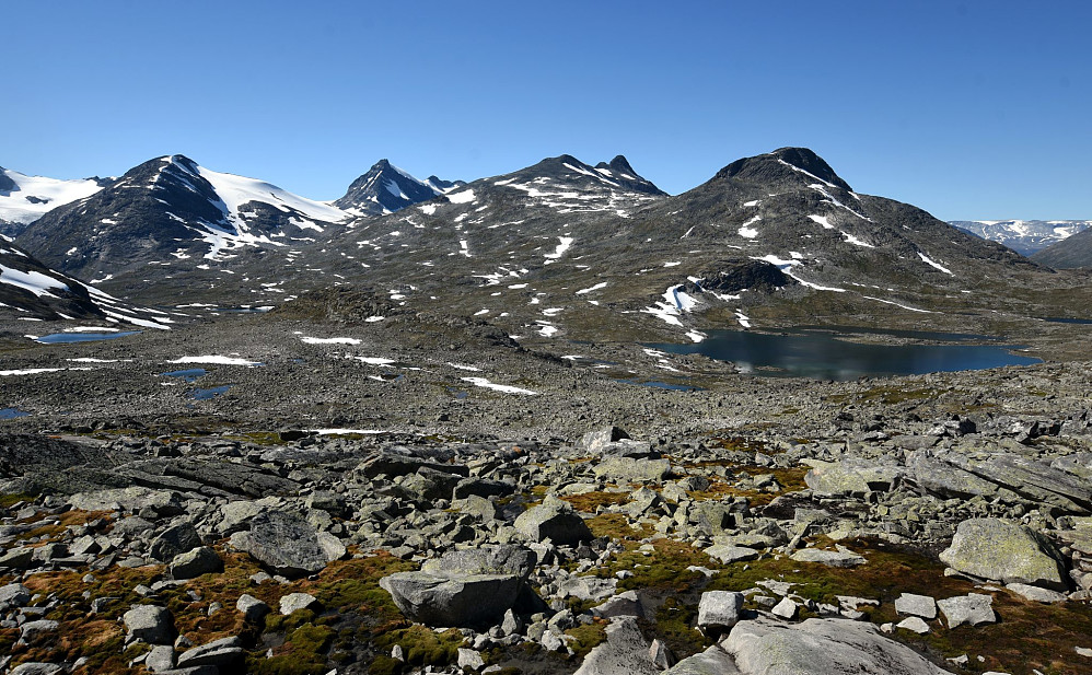 Ein storslått utsikt heile turen - her ligg Vestre Høgvagltinden til venstre i bildet