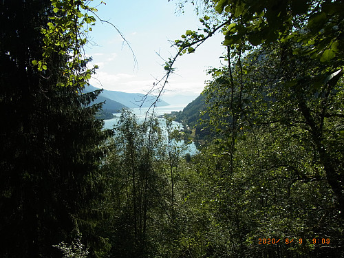 Så vidt ein kan skimte Balestrand og litt av fjorden