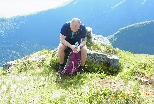 Eirik kviler seg. Han var ikkje så sliten som har ser ut.