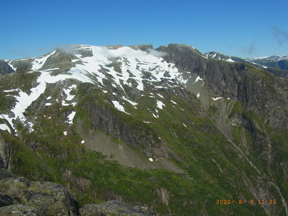 Keipen i det fjerne. Mykje snø. Bjørnabreen er tydelegvis uvanleg stor i år.