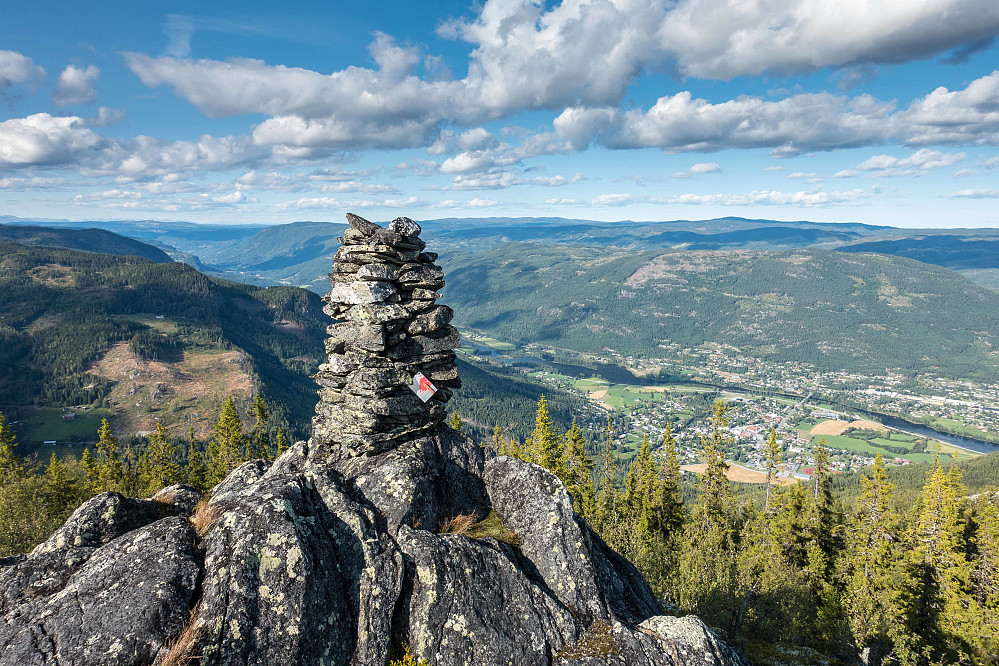 Flott varde på Hågeberg med utsikt over Nesbyen