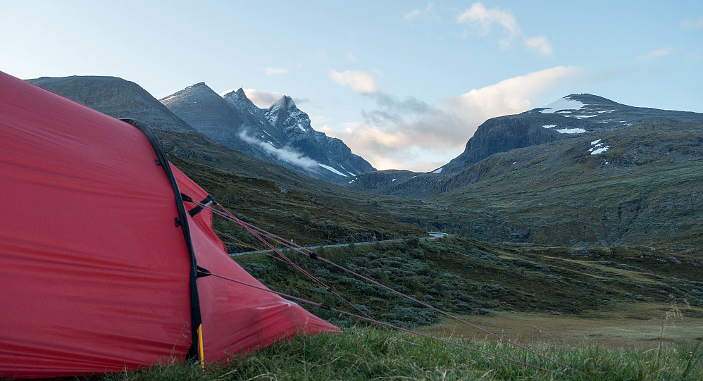 Aldri feil å slå opp teltet på den lille høyden bak Turtagrø.