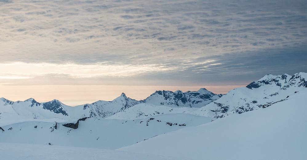 Utsikt mot de kvassere toppene på Kvaløya