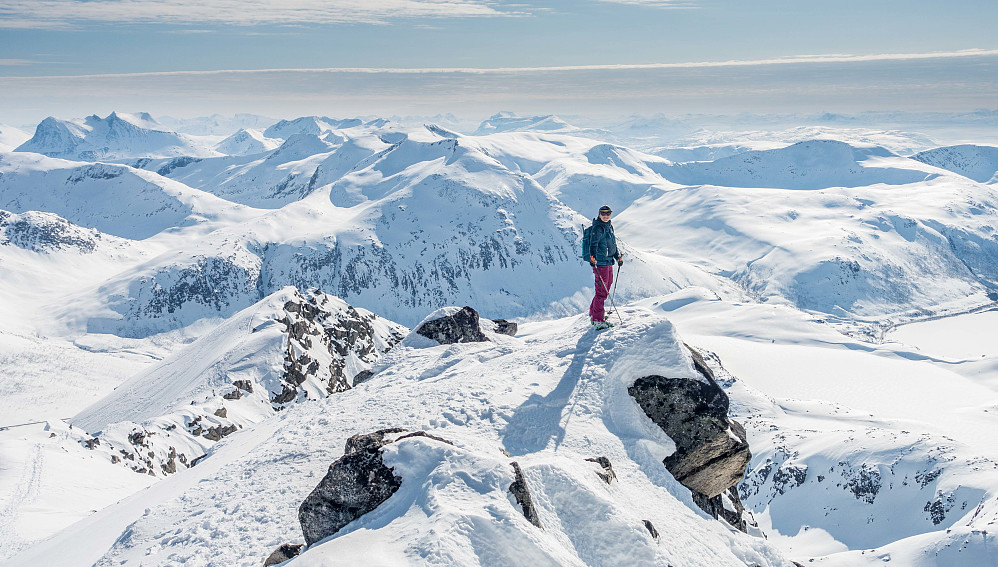 Brukbar utsikt fra vår første skikkelige topp i Troms. Kvaløya leverte!