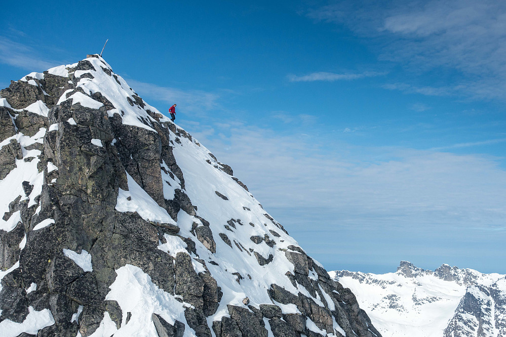 Stegjerna og isøksa måtte frem for å nå helt opp til varden på Skitntinden. Marie ventet på "skitoppen" mens jeg gikk opp til toppen. 