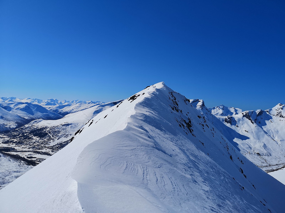 Hardt på skyggesida, bløtt på solsida. Balansegang bortover toppryggen.