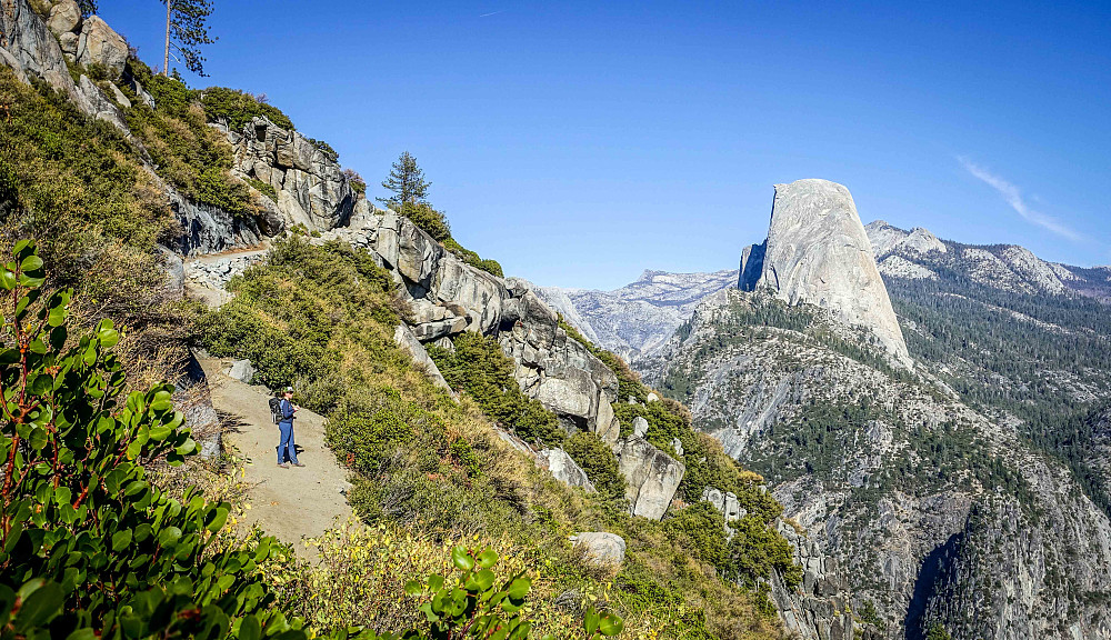 Vi nærmer oss det berømte utsiktspunktet Glacier Point. Half Dome i bakgrunnen