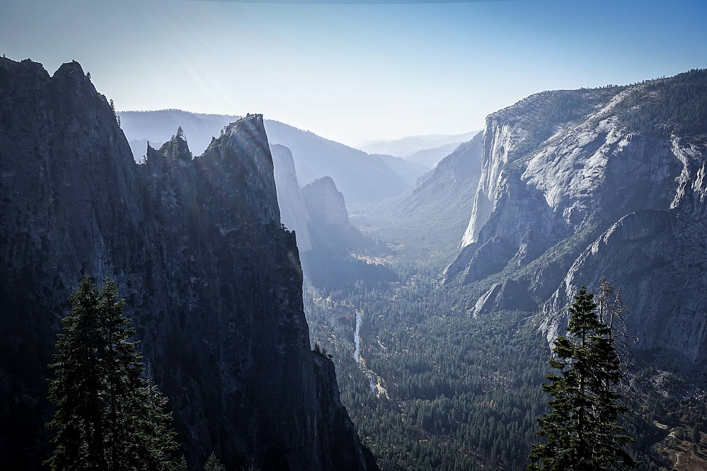 På vei nedover Four Mile Trail møter du tidlig denne utsikten. El Capitan til høyre.