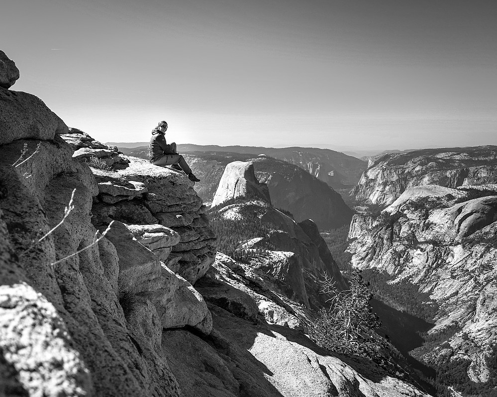 Marie på toppen av Clouds Rest. Half Dome og Yosemite Valley i bakgrunnen.