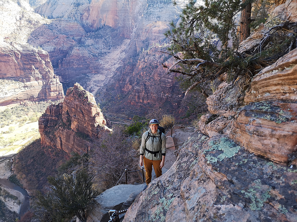 Fornøyd Marie - ett av de få øyeblikkene vi ikke hadde folk rett foran eller bak oss på Angels Landing.