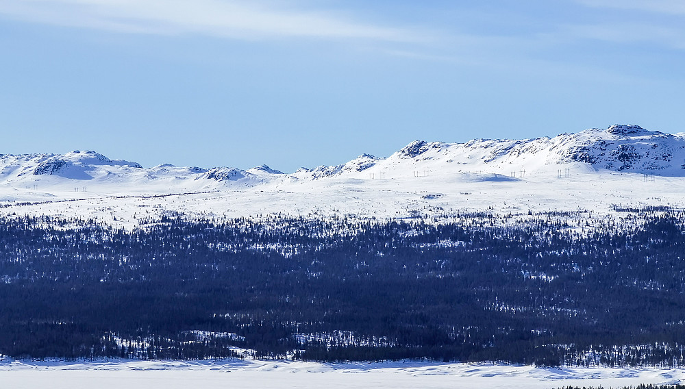 Dagens turmål sett fra bilvinduet ved Tunhovd. Jøransetfjellet til høyre, med fjellryggen mot Fauskofjellet bortover mot venstre.