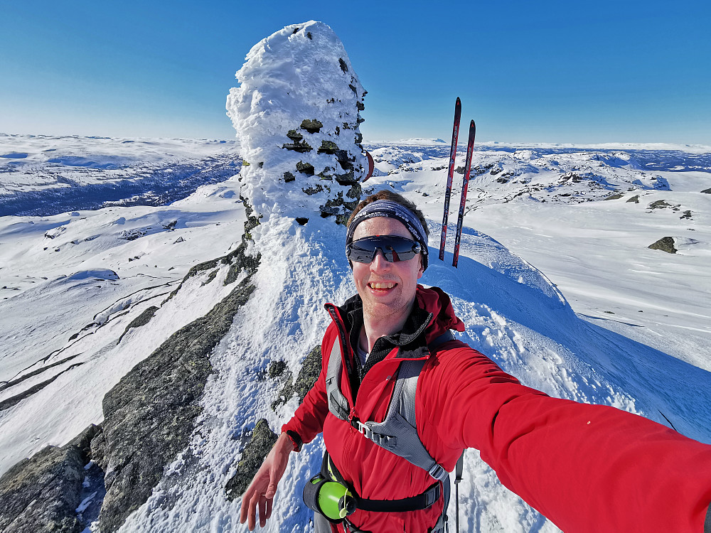 Topp-selfie på Fauskofjellet, med fjellskia på utstilling. Innser at den nye sekken min ligner litt på en bh, men lite å få gjort med det dessverre.