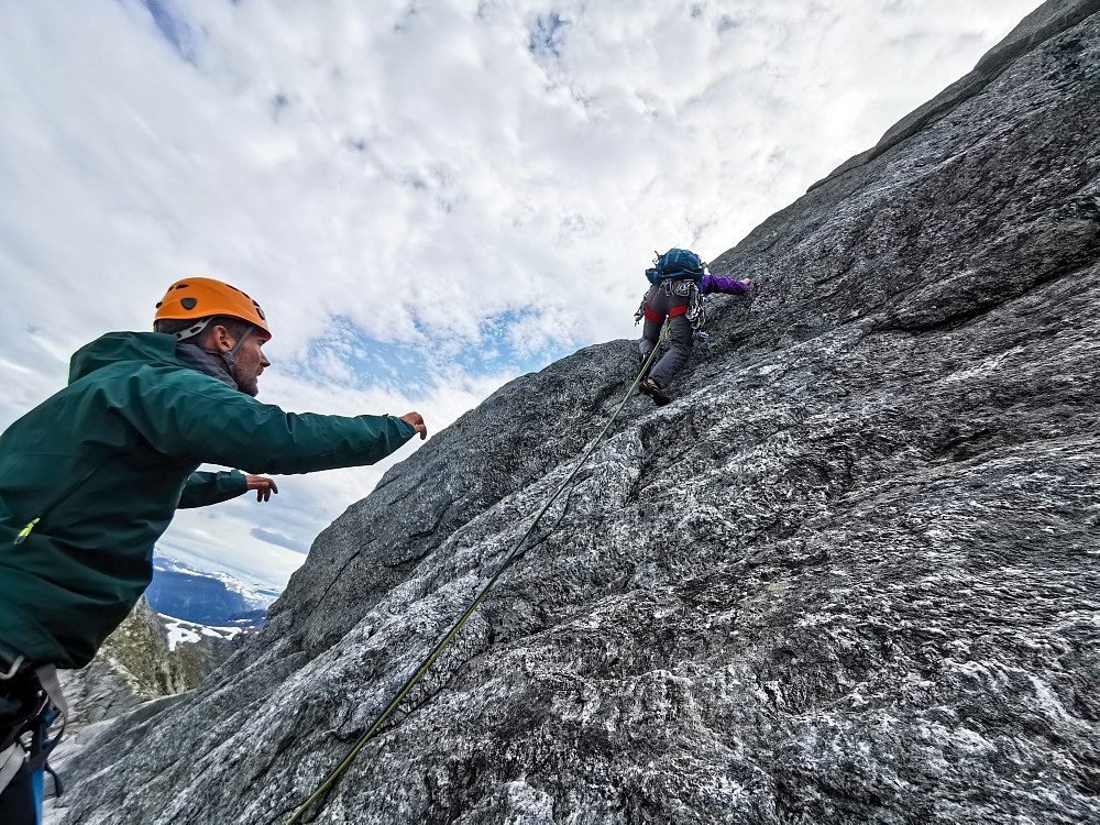 Først en fin 5-er-taulengde, deretter en kort og enkel, men dårlig sikret taulengde (på bildet) for å unngå det bratte snøfeltet som lå over den vanlige anmarsj-ruten.