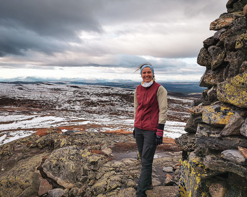 Marie på Nystølvarden. Flott utsikt helt til snødekte topper i Jotunheimen.